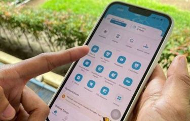 Ilustrasi pelanggan memanfaatkan aplikasi PLN Mobile untuk crk padam bergilir