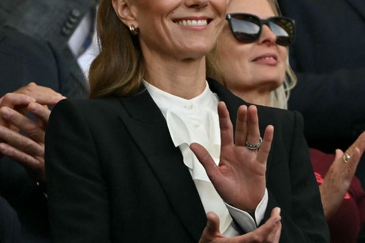 Putri Wales, Kate Middleton saat menghadiri pertandingan Women?s Rugby World Cup 2025 Group Stage di Inggris pada Sabtu (6/9/2025). Middleton mengenakan setelan jas dengan warna monokrom yang elegan.
