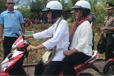 Saat Jokowi Boncengkan Iriana Menembus Hujan di Agats, Asmat