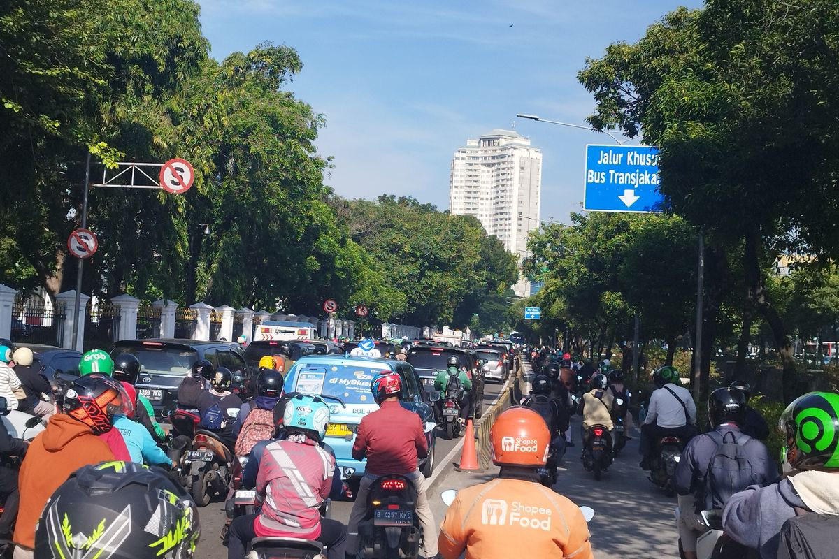 Jalan Ir H Juanda padat merayap imbas pelaksanaan demo di Patung Kuda, Gambir, Jakarta Pusat, Senin (22/4/2024).