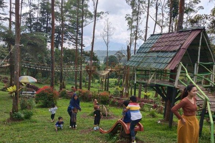 Puncak Tangke Tabu, di Berastagi, Kabupaten Karo, Sumatera Utara, obyek wisata baru yang dipenuhi pepohonan rindang.