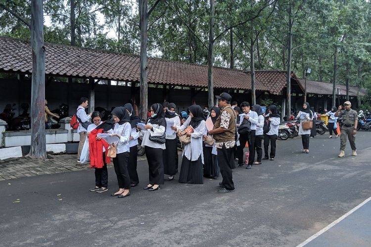 Peserta seleksi CPNS berbaris di Pusat Pemerintahan Kota Tangerang, Kamis (20/2/2020)