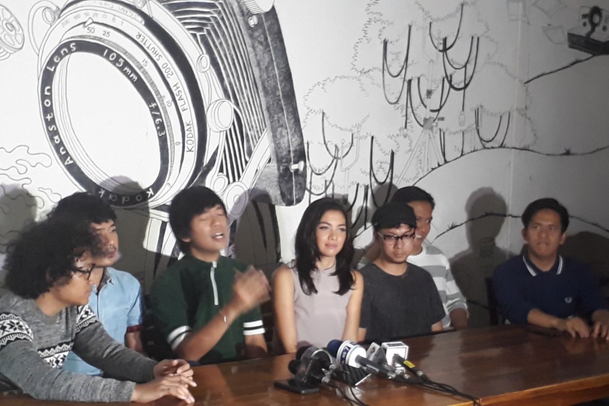 DMASIV bersama Angela Gilsha dan Dimas Bojonegoro bertemu dengan para wartawan di sela shooting klip video lagu baru DMASIV, Tak Punya Nyali, di Bebek Renon, Bintaro, Jakarta Selatan, Rabu (6/9/2017).