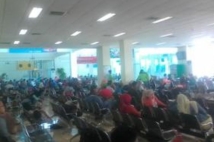 Akibat  kabut asap, sejumlah maskapai penerbangan delay hingga 8 jam. Ratusan penumpang terlantar di ruangan tunggu bandara tersebut  