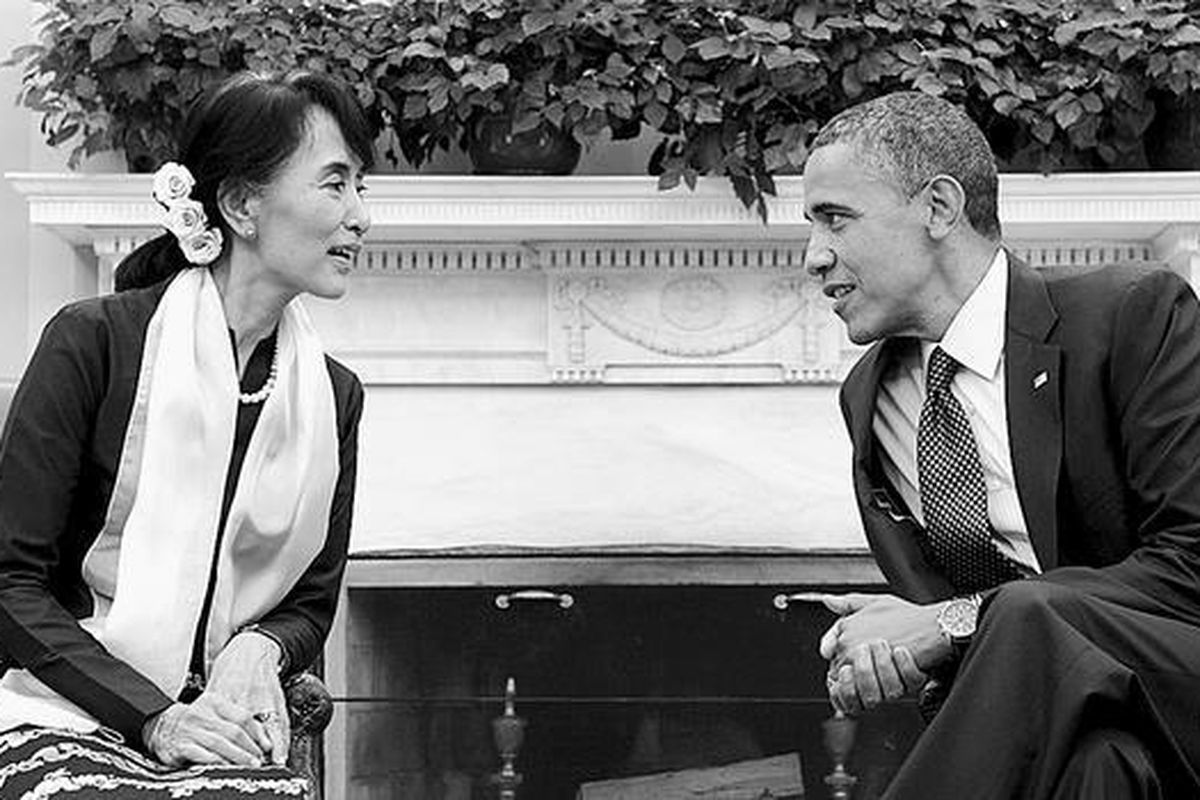Presiden Amerika Serikat Barack Obama bertemu dengan tokoh demokrasi dan pemimpin oposisi Myanmar Aung San Suu Kyi, di Ruang Oval, Gedung Putih, Washington DC, Kamis (20/9). 