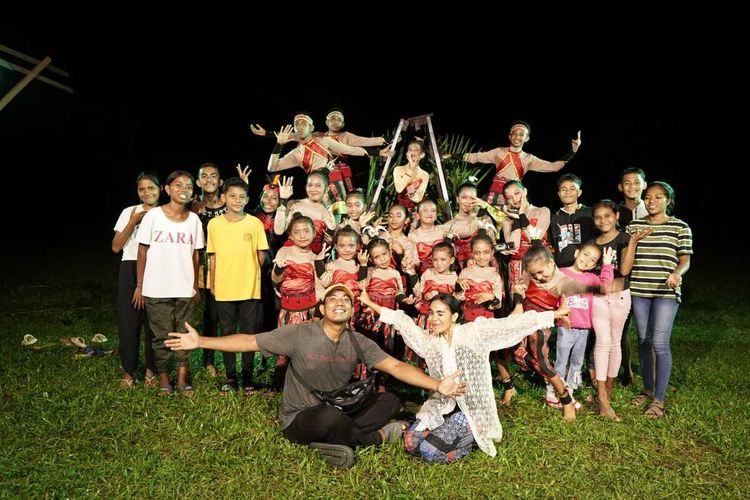 Theodorq Melsasail (kebaya putih) bersama anak-anak penari mengangkat Budaya lisan Maluku Sejarah Tiga Batang Air sebagai bentuk kepedulian akan Budaya lisan yang kian tergerus.