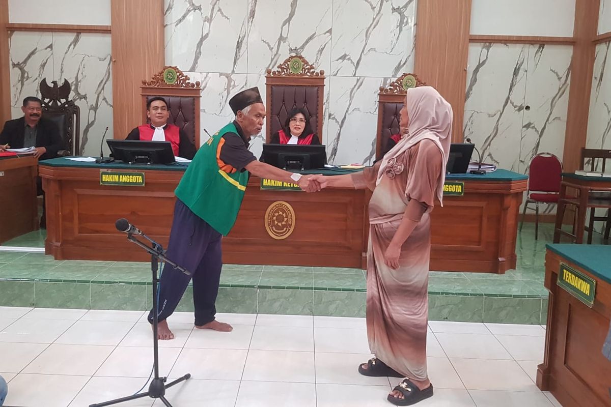 Rofi'ah bersalaman dengan Sahar dan memaafkan perbuatannya di hadapan majelis hakim Pengadilan Negeri Lumajang, Selasa (29/4/2025)