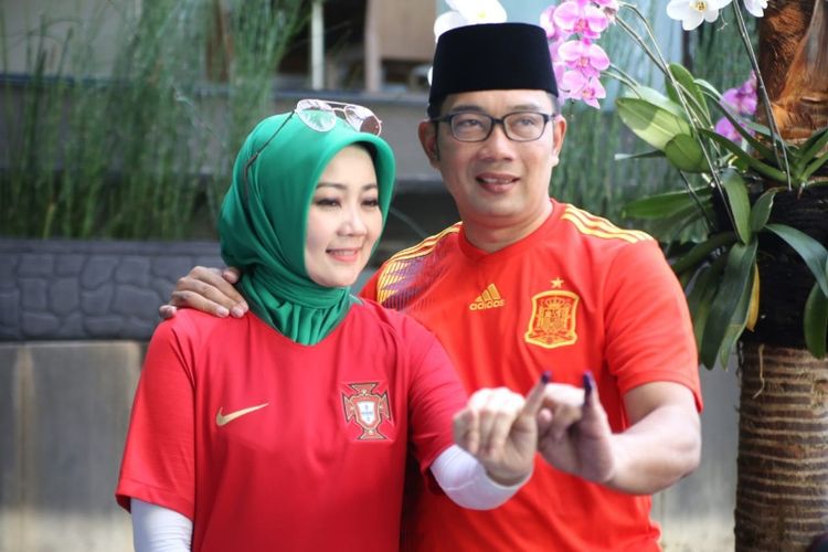 Ridwan Kamil bersama istrinya, Atalia Praratya usai melakukan pencoblosan di TPS 21, Cigadung, Kota Bandung, Rabu (27/6/2018).