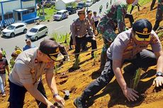 Cegah Longsor, Polisi Tanam Vetiver di Jalur Gentong Tasikmalaya