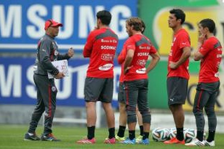 Pelatih Timnas Sepak Bola Cile Jorge Sampaoli sedang memberi instruksi terhadap sejumlah pemain dalam sesi latihan.