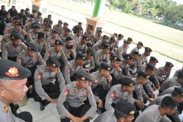 Personel kepolisian mendapat arahan dari Kapolres Kolaka menjelang pemungutan suara Pilkada Kabupaten Kolaka, Minggu (20/10/2013).