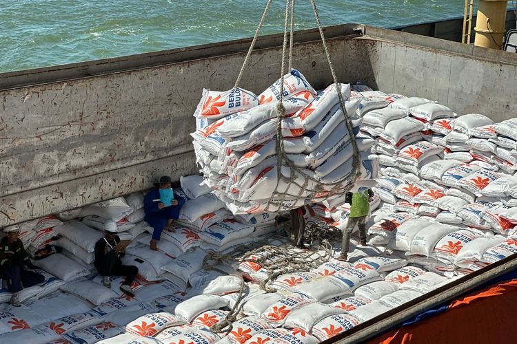 Sebanyak 3.900 ton beras impor dari Thailand dan Vietnam tiba di Pelabuhan Internasional Kijing, Kabupaten Mempawah, Kalimantan Barat (Kalbar) Rabu (29/11/2023). 