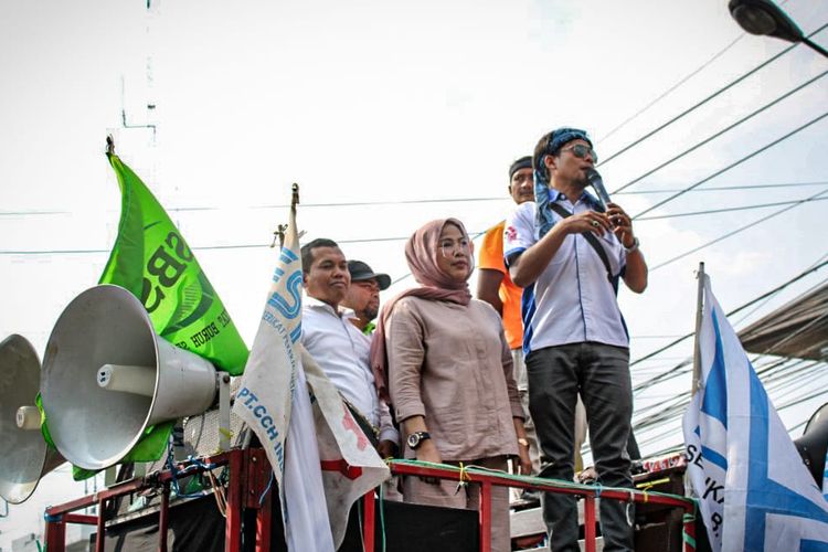 Ketua DPRD Bandung Barat Rismanto (kiri) didampingi oleh Wakil Ketua DPRD Bandung Barat Ida Widaningsih (tengah) menyatakan sikap menolak kenaikan BBM di atas mobil komando buruh, Selasa (13/9/2022).