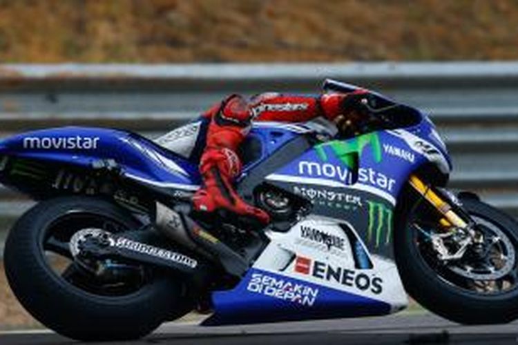 Pebalap Movistar Yamaha asal Spanyol, Jorge Lorenzo, memacu motornya pada sesi latihan bebas pertama GP Jepang di Sirkuit Motegi, Jumat (10/102014).