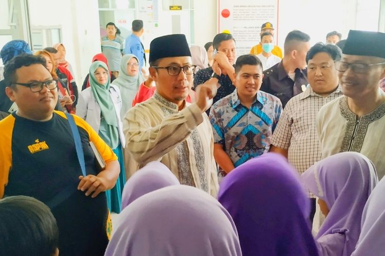 Wali Kota Sukabumi Achmad Fahmi (tengah) saat berbincang-bincang dengan siswa SD yang diduga keracunan permen di RSUD Syamsudin, Sukabumi, Jawa Barat, Jumat (15/11/2019).