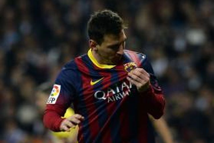 Penyerang Barcelona Lionel Messi merayakan gol ketiganya (dari tiga) ke gawang Real Madrid, pada pertandingan Primera Division La Liga, di Santiago Bernabeu, Minggu (23/3/2014).