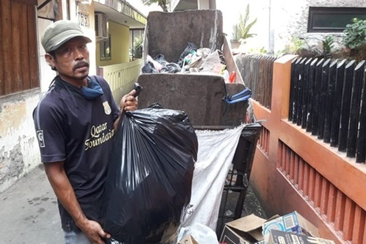 Sili (42) yang bekerja sebagai tukang sampah di Kelurahan Rawamangun, Pulogadung, Jakarta kebingungan anaknya tak memiliki handphone untuk belajar dari rumah. Sementara itu, kegiatan belajar mengajar di tengah pandemi Covid-19 sudah ditetapkan dengan metode Pembelajaran Jarak Jauh.