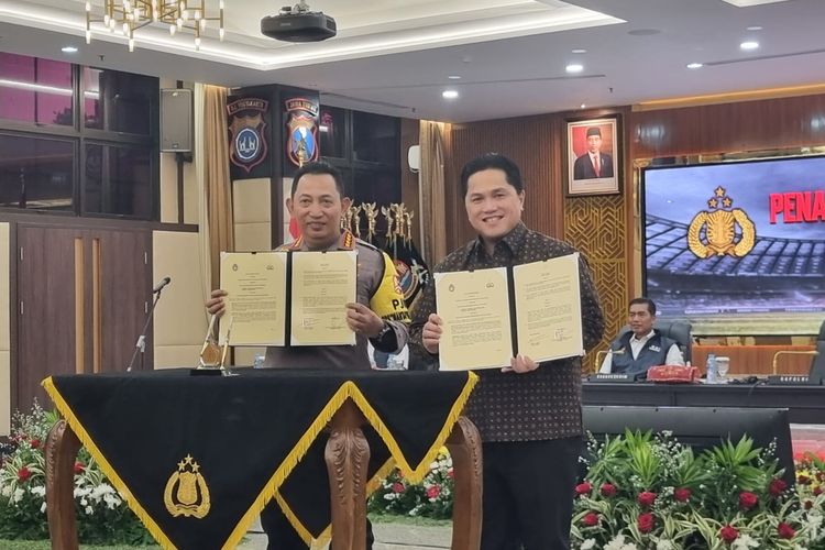 Kapolri Jenderal Listyo Sigit Prabowo dan Ketua Umum Persatuan Sepak Bola Seluruh Indonesia (PSSI) Erick Thohir menyepakati nota kesepahaman terkait persoalan di pertandingan sepak bola di Gedung Rupatama Mabes Polri, Jakarta, Rabu (13/12/2023).