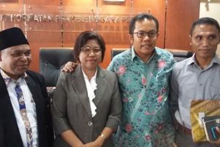 Ketua Bawaslu Provinsi Nusa Tenggara Timur (NTT) Nelce Ringu, dan Politisi PDI-P Honing Sanny, seusai sidang Dewan Kehormatan Penyelenggara Pemilu, Jakarta Pusat, Jumat (9/10/2015).