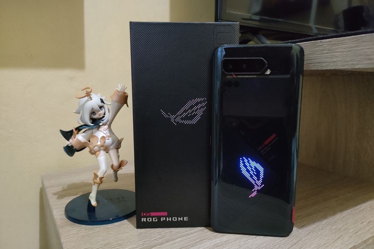 Tampilan bagian belakang ROG Phone 5 bersama dengan kotak penjualan. Secara desain, ROG Phone 5 nyaris identik dengan ROG Phone 3. Namun, ada perbedaan mencolok di bagian punggungnya, yaitu logo ikonik ROG yang kini mengusung deretan matriks yang terdiri dari titik-titik cahaya, alih-alih lampu RGB konvensional.

Desain logo yang terbilang dinamis ini mirip dengan lampu ROG yang terdapat di sejumlah produk gaming Asus lainnya, seperti Lightning Armor Case ROG Phone 3, atau laptop gaming ROG Zephyrus G14.

Dengan begitu, lampu logo ROG ini bisa terdiri dari dua warna yang unik, alih-alih satu yang terkesan monoton seperti versi ROG Phone sebelumnya. 