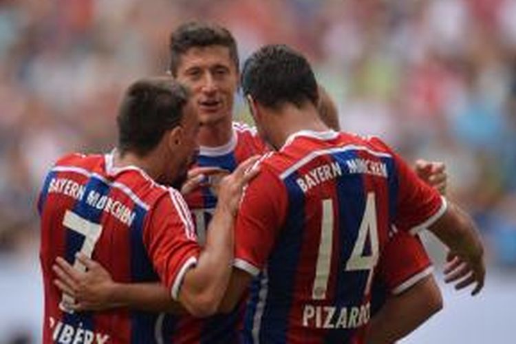 Penyerang Bayern Muenchen, Robert Lewandowski, merayakan golnya bersama rekan-rekannya seusai membobol gawang Wolfsburg pada laga final Piala Telekom, Minggu (27/7/2014). 