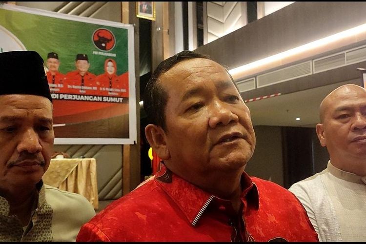 Ketua DPD PDIP Sumut Rapidin Simbolon (tengah) saat diwawancarai di Hotel Le Polonia, Sabtu (6/4/2024)