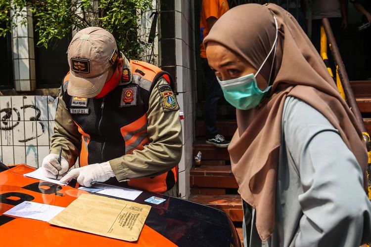 Warga yang tidak memakai masker saat dihukum dalam Operasi Yustisi Protokol COVID-19 di Kawasan Tanah Abang di Jakarta Pusat, Senin (14/9/2020).  Operasi Yustisi tersebut dilaksanakan untuk menertibkan masyarakat agar lebih disiplin dalam menerapkan protokol kesehatan pencegahan penyebaran Covid-19.