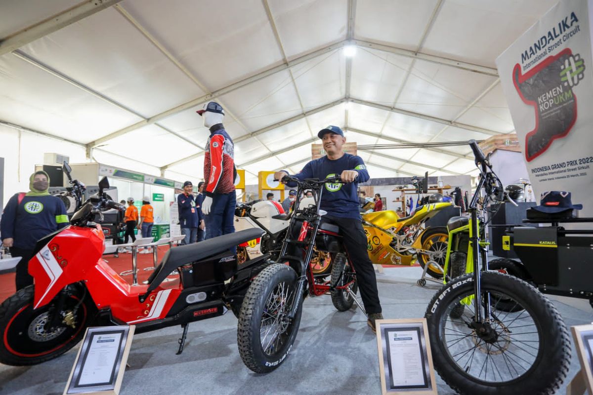 Menteri Koperasi dan Usaha Kecil Menengah (UKM), Teten Masduki meninjau Pameran Produk Unggulan UMKM Indonesia dan Festival Kuliner Mandalika di Pertamina Mandika International Street Circuit, Nusa Tenggara Barat, Jumat (18/3). 