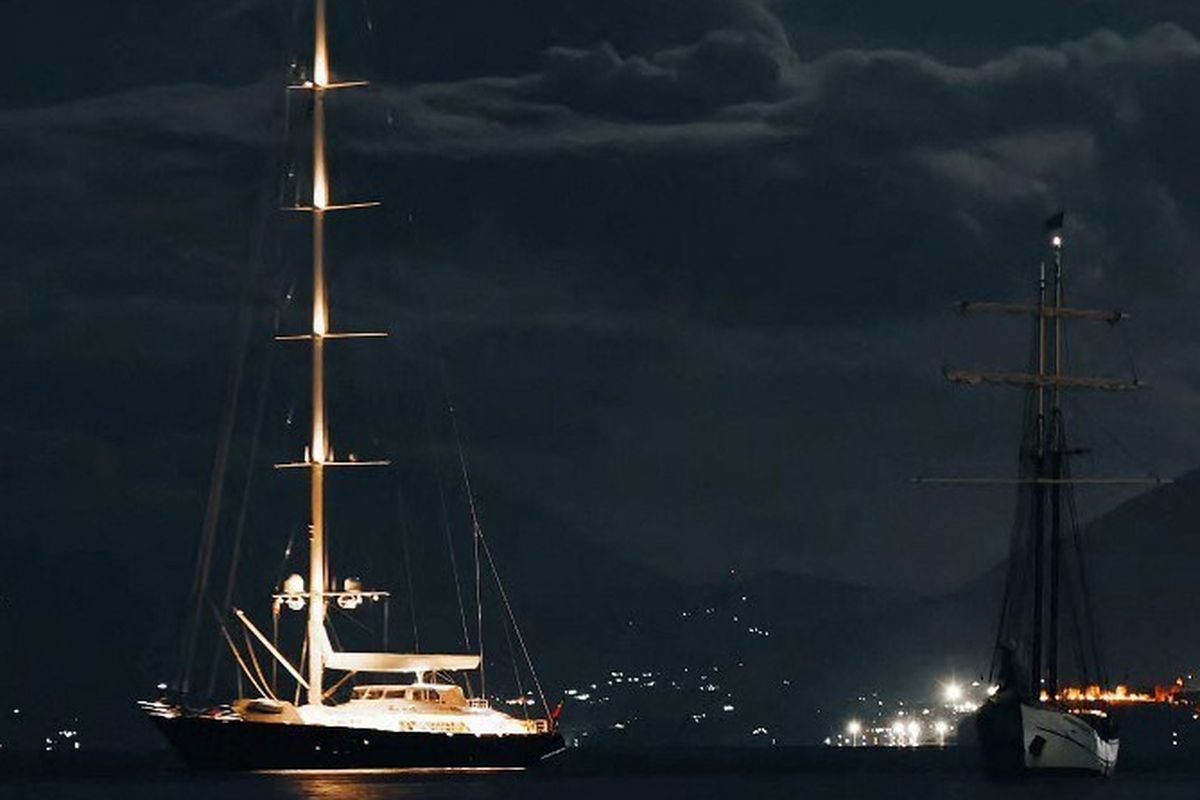 Kapal pesiar mewah atau superyacht Bayesian difoto di pelabuhan Porticello, Palermo, Italia, Minggu (18/8/2024). Kapal Bayesian tenggelam setelah tersedot pusaran air pada Senin (19/8/2024).