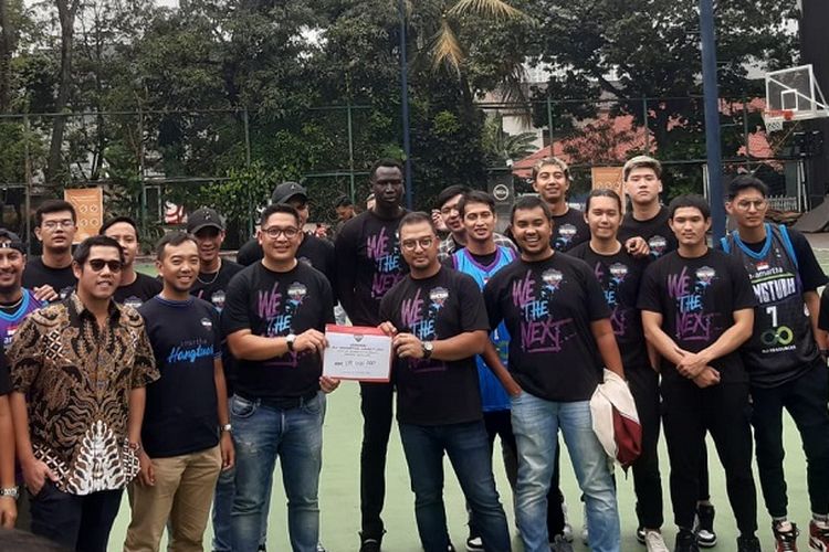 RJ Amartha Hangtuah menyumbangkan Rp 115 Juta untuk korban gempa Cianjur. Nominal Rp 1115 juta adalah hasil free throw dan three point contest yang diikuti oleh perwakilan pemain dan wartawan dalam acara peluncuran klub RJ Amartha Hangtuah di Hallf Patiunus, Kebayoran Baru, Jakarta, Rabu (30/11/2022) siang WIB.