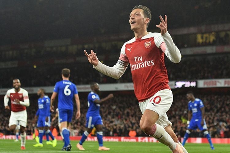 Gelandang Arsenal, Mesut Oezil, merayakan gol yang dicetak ke gawang Leicester City dalam laga Liga Inggris di Stadion Emirates, London, Inggris pada 22 Oktober 2018.
