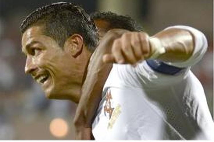 Penyerang Portugal Cristiano Ronaldo melakukan selebrasi setelah mencetak gol ke gawang Armenia pada laga penyisihan Grup I Kualifikasi Piala Eropa 2016 di Yerevan, Sabtu (13/6/2015).