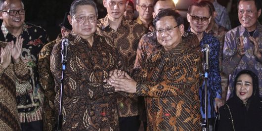 Ketua Umum Partai Demokrat Susilo Bambang Yudhoyono (kiri) berjabat tangan dengan Ketua Umum Partai Gerindra Prabowo Subianto (kanan) seusai melakukan pertemuan tertutup di kawasan Mega Kuningan, Jakarta, Selasa (24/7). Pertemuan tersebut menyepakati kesamaan visi dan misi sebagai dasar untuk membangun koalisi dalam Pilpres 2019.