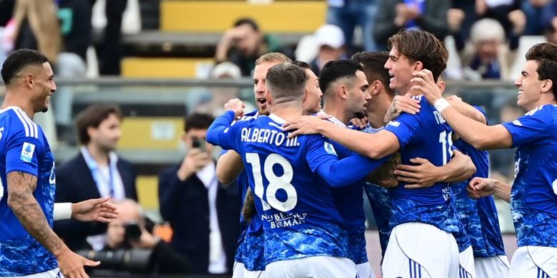 Marc Oliver Kempf merayakan gol dengan rekan satu timnya  dalam pertandingan sepak bola Serie A Liga Italia antara Como vs Juventus di Stadion Giuseppe Sinigaglia di Como, Italia pada 19 Oktober 2025 (Foto oleh Piero CRUCIATTI / AFP)