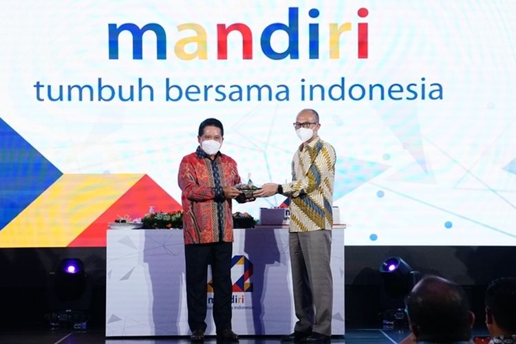 Wakil Direktur Utama Bank Mandiri Hery Gunardi saat menerima sertifikat atas pemecahan rekor MURI. 