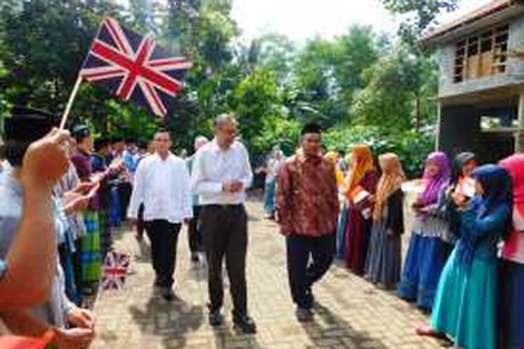 Ratusan Santri Pondok Pesantren Edi Mancoro, desa Gedangan, Kecamatan Tuntang, Kabupaten   Semarang, Rabu (24/2/2016) siang, menyambut kedatanga Duta besar Inggris untuk Indonesia, Moazam Malik  dengan Shalawat nabi.