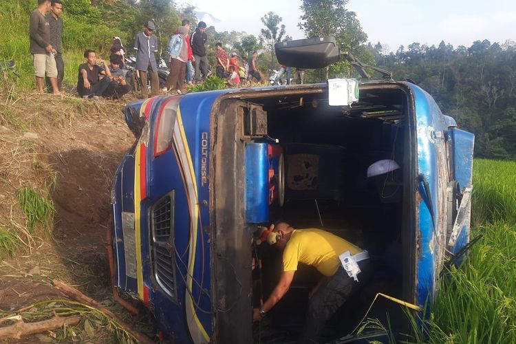 Bus yang membawa rombongan santri dari Lubuk Alung terbalik dan masuk sawah di Malalak, Agam, Sumbar, Senin (26/12/2022)