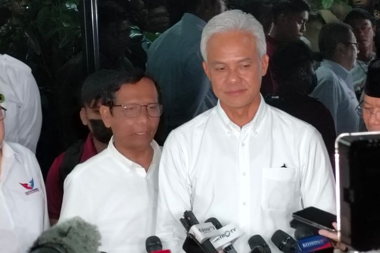Pasangan calon presiden dan wakil presiden nomor urut 3, Ganjar Pranowo (kanan) dan Mahfud MD (kiri) ditemui di Gedung High End, Jakarta Pusat, Rabu (3/1/2024).