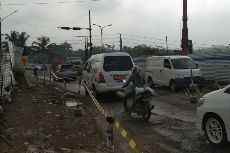 Kondisi simpang Canguk yang padat dan traffic light mati, Senin (13/5/2024).