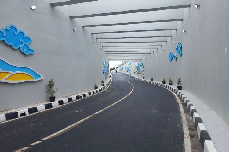 Tikungan yang berada di dalam Underpass Dewi Sartika, Depok.