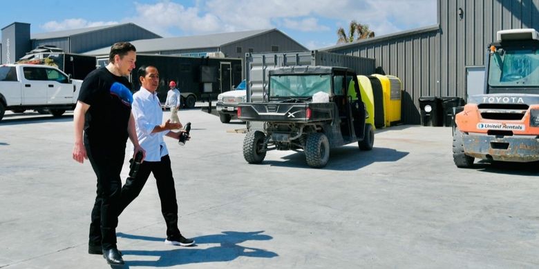 Indonesia's President Joko Widodo (right) meets with SpaceX owner and Tesla's CEO Elon Musk at his rocket company in Boca Chica, Texas on Saturday, May 14, 2022. 