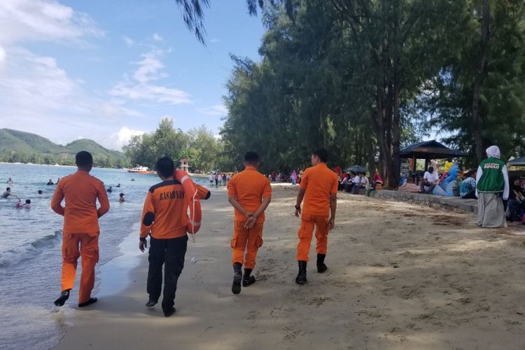 Sejumlah personil Basarnas Gorontalo  melakukan pemantauan di lokasi Wisata untuk memastikan tidak ada ancaman yang membahayakan jiwa manusia.