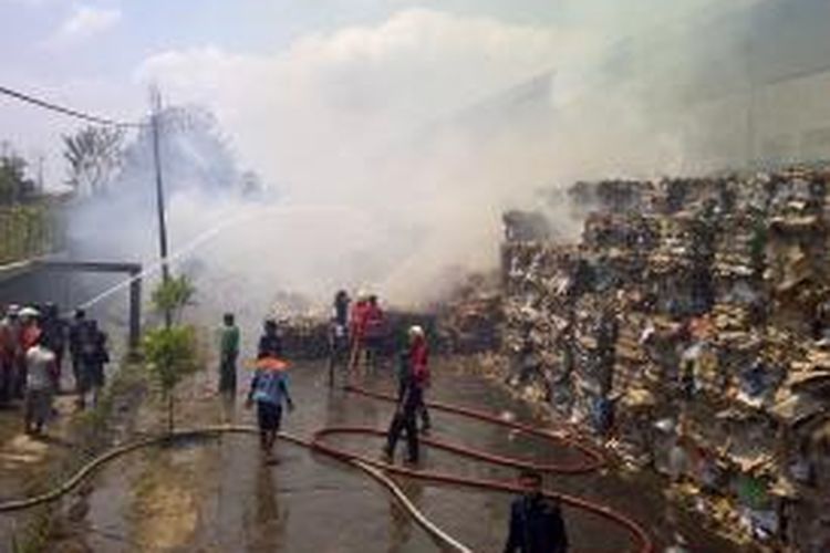 Pabrik Kertas PT Ekamas Fortuna di Malang Terbakar.Rabu (17/9/2014).