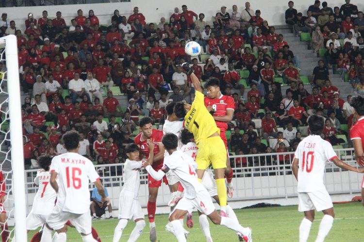 Perebutan bola di udara antara Timnas Indonesia VS  Myanmar  di pertandingan Piala AFF U-19 di Stadion Utama Sumatera Utara, Senin (1/6/2026)