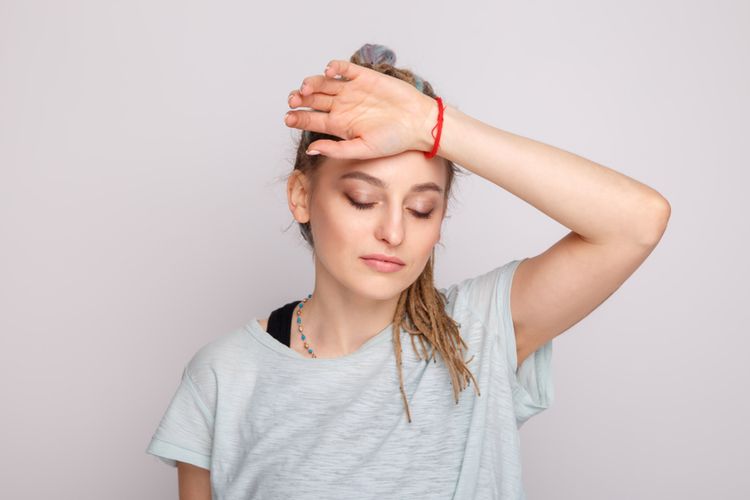 Sakit kepala sebelah atau migrain adalah salah satu penyebab kepala kesemutan.