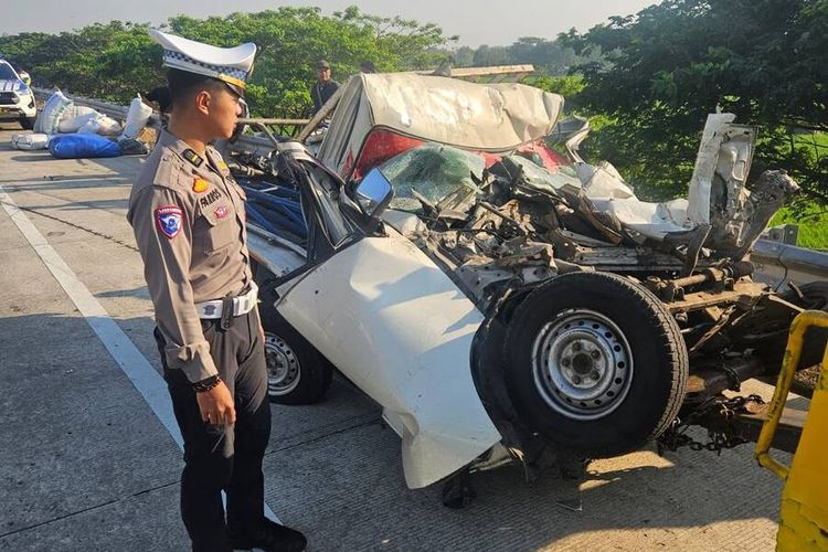 Kecelakaan Beruntun 4 Kendaraan di Tol Ngawi-Madiun, Pengemudi Pikap Tewas
