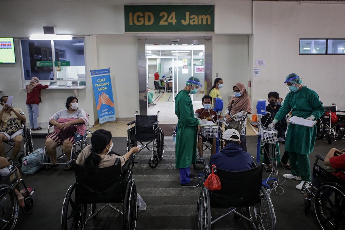 Petugas medis melakukan pemeriksaan terhadap pasien COVID-19 di selasar Ruang IGD RSUD Cengkareng, Jakarta, Rabu (23/6/2021). Meningkatnya kasus COVID-19 di ibu kota dalam beberapa hari terakhir mengakibatkan penuhnya tingkat keterisian kamar perawatan di rumah sakit tersebut sehingga sebagian pasien COVID-19 terpaksa antre untuk mendapatkan tempat perawatan. ANTARA FOTO/Fauzan/hp.