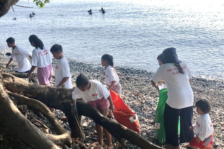 PPLH Bali dan anak-anak ikut aksi membersihkan pantai dari sampah plastik di Pantai Tulamben, Bali, Minggu (25/6/2023). 