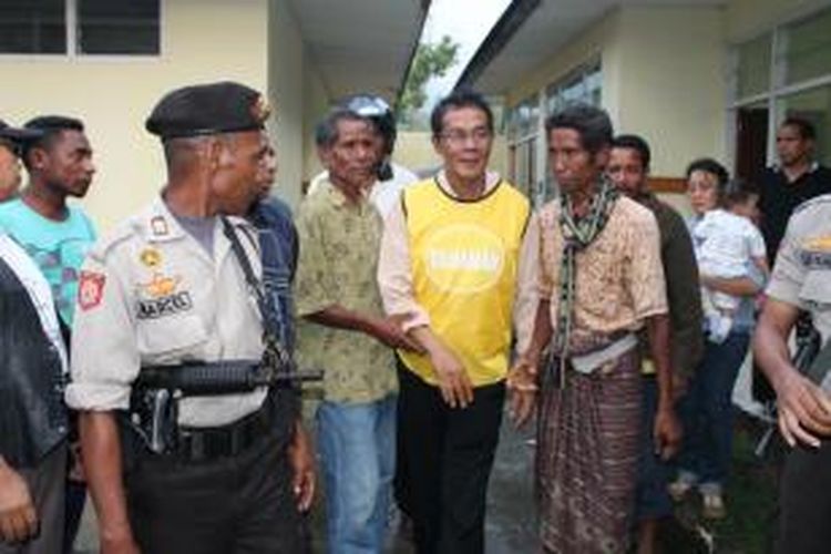 Ketua DPRD Timor Tengah Utara (TTU), Robertus Vinsensius Nailiu, ditahan pihak Kejaksaan Negeri Kefamenanu karena terlibat kasus korupsi dana bansos senilai 1,7 miliar, saat hendak dibawa ke Rumah Tahanan Negara Kefamenanu, Jumat (29/11/2013)