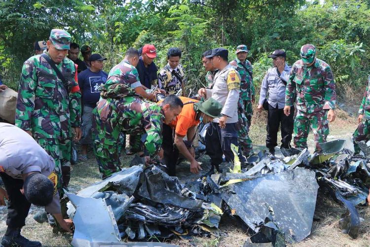 TNI AU terus mengupayakan evakuasi reruntuhan pesawat T 50 i Golden Eagle yang jatuh saat melakukan latihan intersep malam hari di Kabupaten Blora.